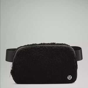 Lululemon NWT black Sherpa everywhere belt bag